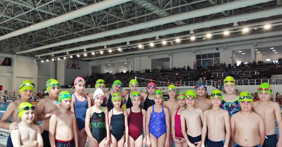 Alanya Deniz Aslanları Spor Kulübü yüzücüleri ve antrenörleri, yarış sonrası toplu fotoğrafta